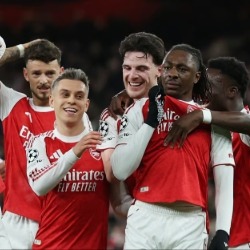 Zadowolony Trossard gratuluje Eze