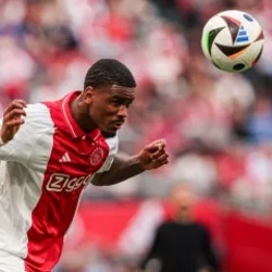 Agent Jorrela Hato w Londynie: Arsenal i Chelsea walczą o Holendra