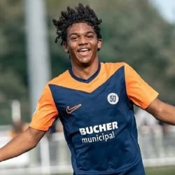 Arsenal w wyścigu o Laciné Megnan-Pavé: rywalizacja z Barceloną