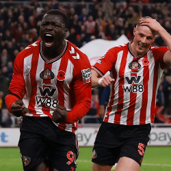 Nietypowe sztuczki klubów piłkarskich: od różowych szatni po zmiany boiska