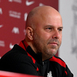 Arne Slot chwali Mikela Artetę przed starciem z Liverpoolem