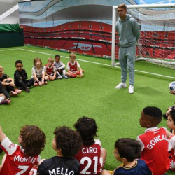 Emile Smith-Rowe odwiedza młodą społeczność Arsenalu