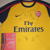 Zgarnij koszulkę z autografami piłkarzy Arsenalu!