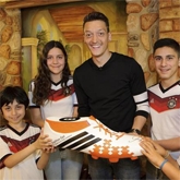 Özil funduje operację dla 23 dzieci